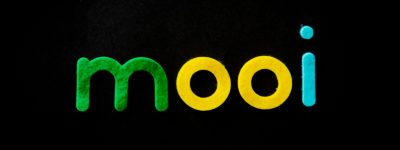 Vibrant and modern typography spells 'mooi' in green, yellow, and blue on black.